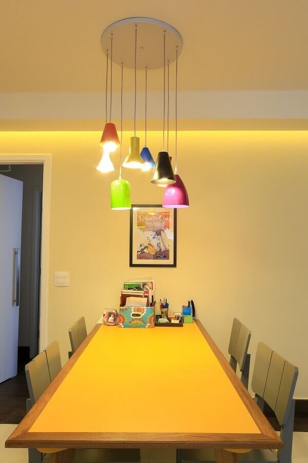 Mesa para sala de jantar com pendentes