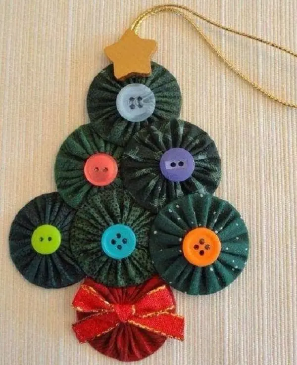 Mini árvore de natal feita com CDs