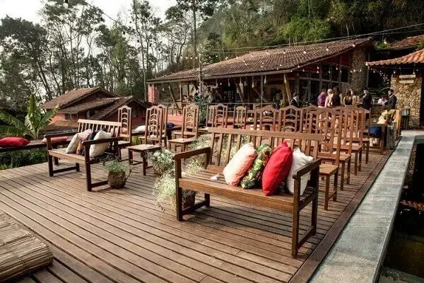 Decoração de casamento rústico com cadeiras e almofadas coloridas