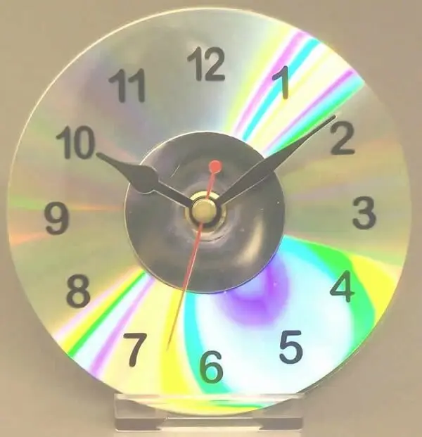 O artesanato com CD permite criar lindos relógios de mesa