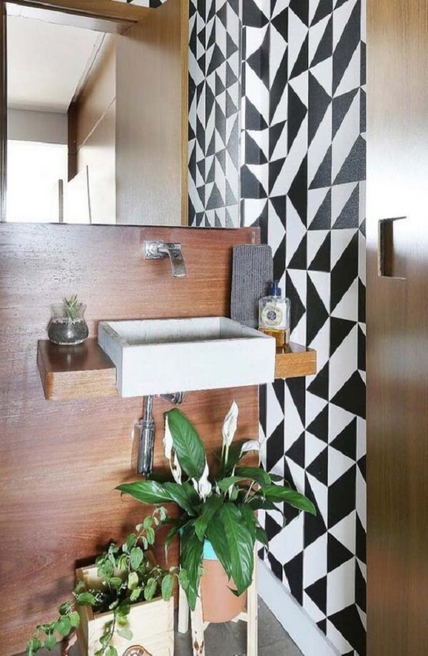 O contraste em preto e branco desse revestimento de parede deixa o banheiro mais charmoso. Fonte: Pinterest