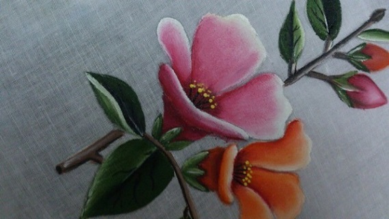Pintura em tecido com flores coloridas