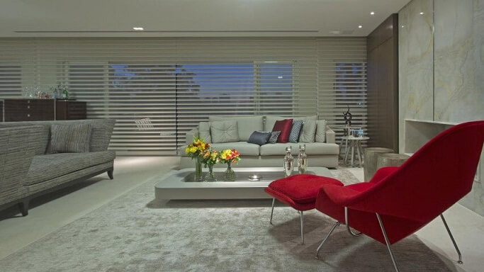Poltronas para sala de estar vermelhas decorativas Projeto de Jayme Bernardo