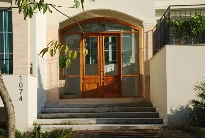 Porta de madeira de demolição com vidro Projeto de Interarte Arquitetura