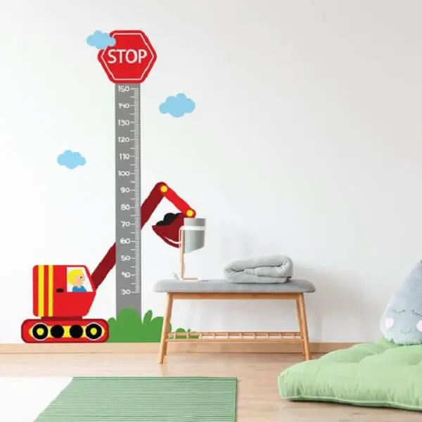 Que tal investir em adesivos de parede para quarto infantil com formato de régua para medir a altura dos pequenos? Fonte: TricaeBr
