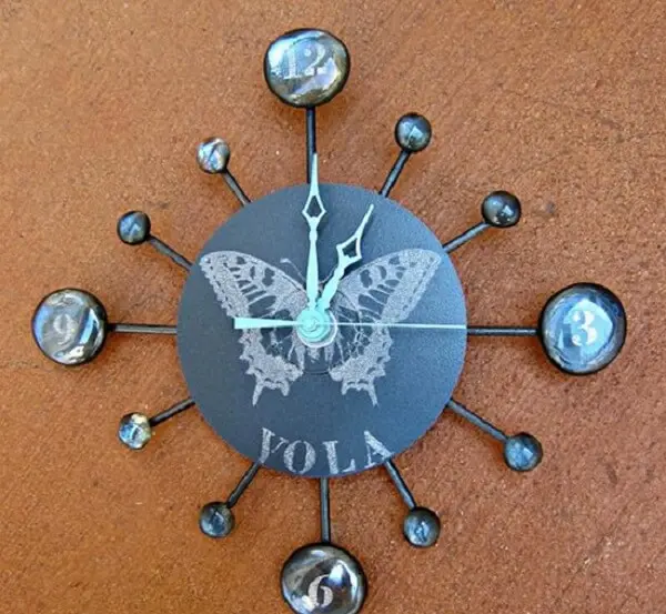Relógio engenhoso criado por meio do artesanato com CD