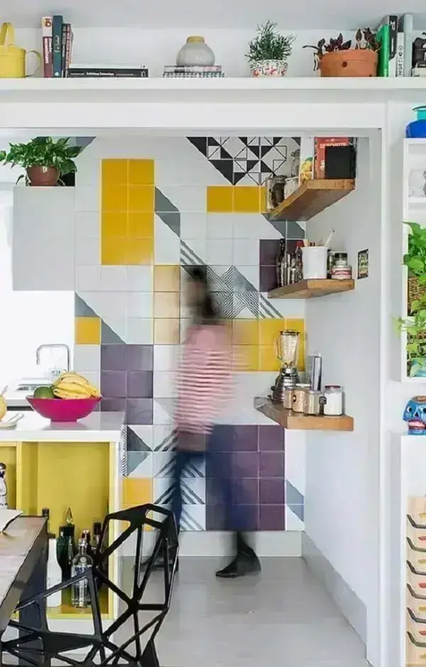 Revestimento de parede colorido deixa a cozinha mais descontraída. Fonte: Pinterest