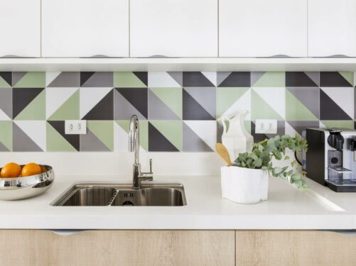 Revestimento de parede para cozinha colorido traz alegria para o ambiente. Fonte: Bárbara Dundes