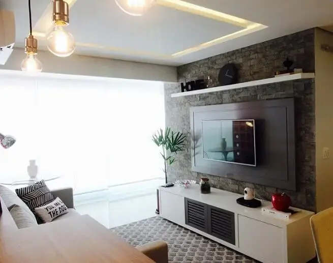 Sala de TV com papel de parede 3D imitando tijolos Projeto de Glaucio Gonçalves