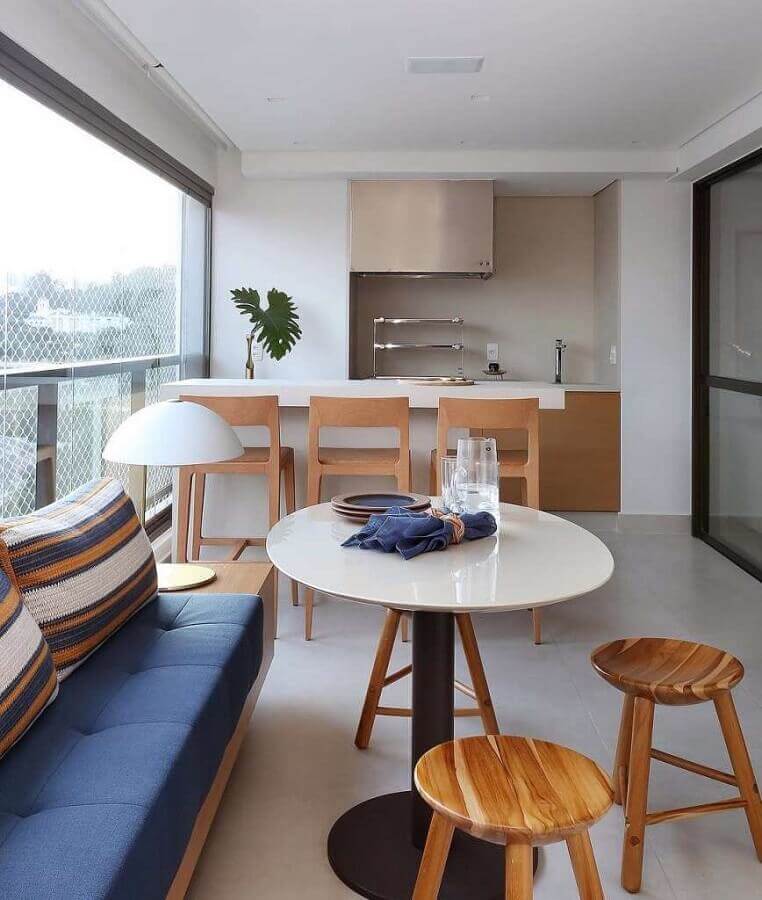 Sofá de madeira planejado para decoração de área gourmet moderna de apartamento Foto Decor Fácil