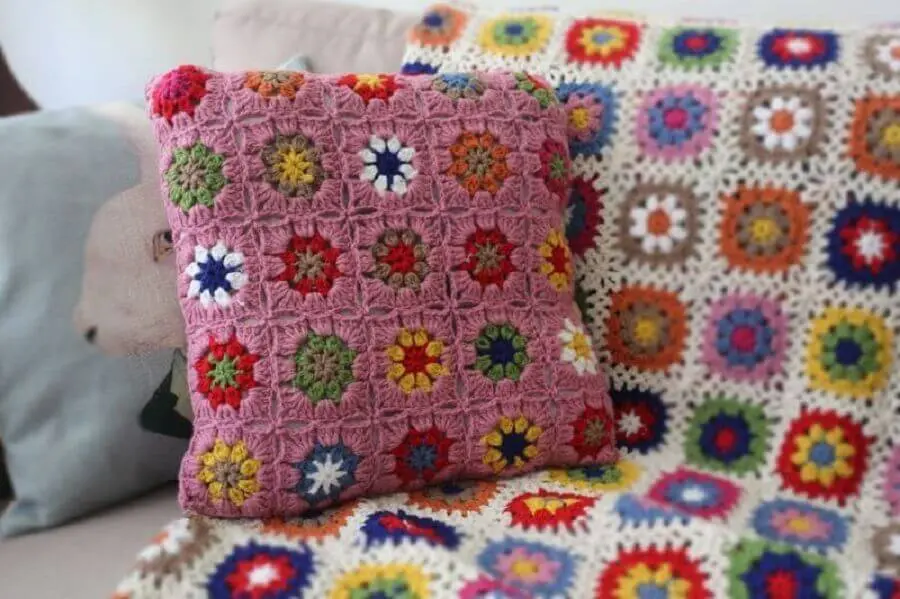 almofada de crochê com flores no estilo retalho