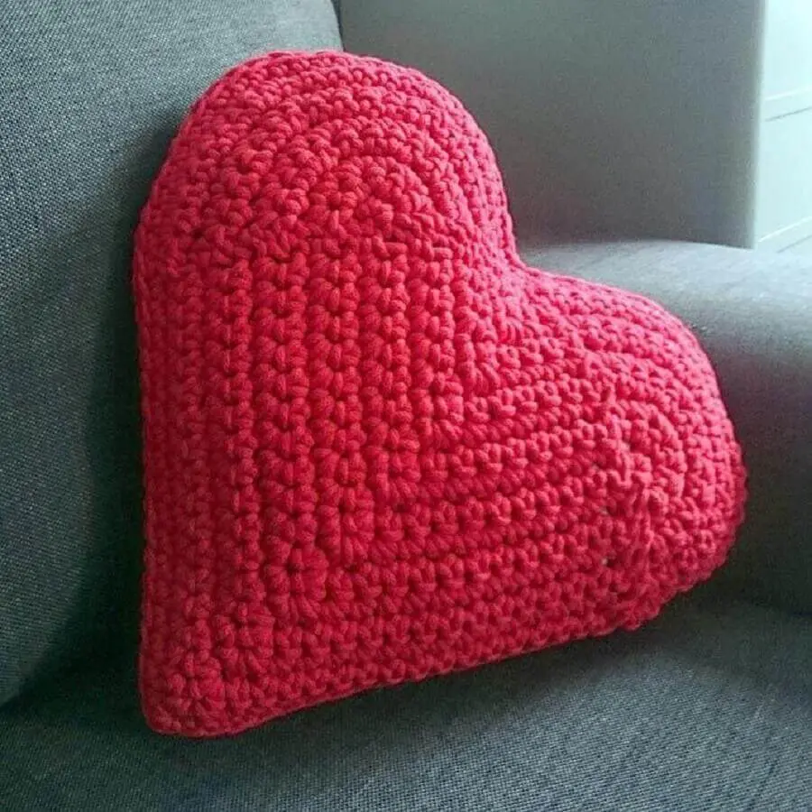 almofada de crochê com formato de coração