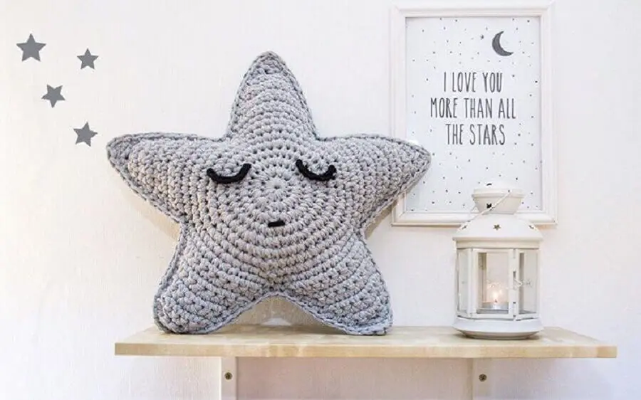 almofada de crochê em formato de estrela para quarto infantil