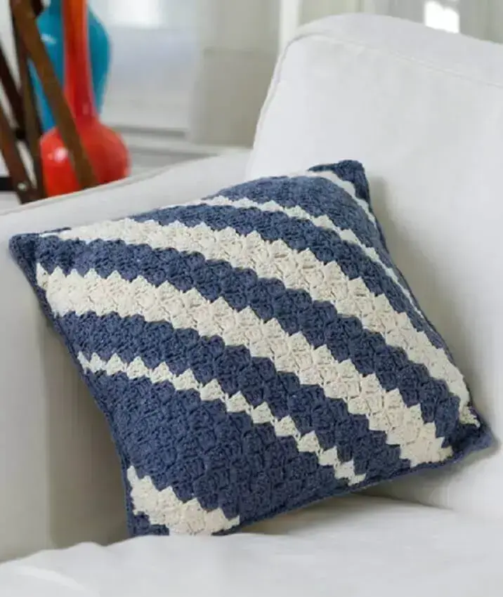 almofada em crochê listrada de azul e branco