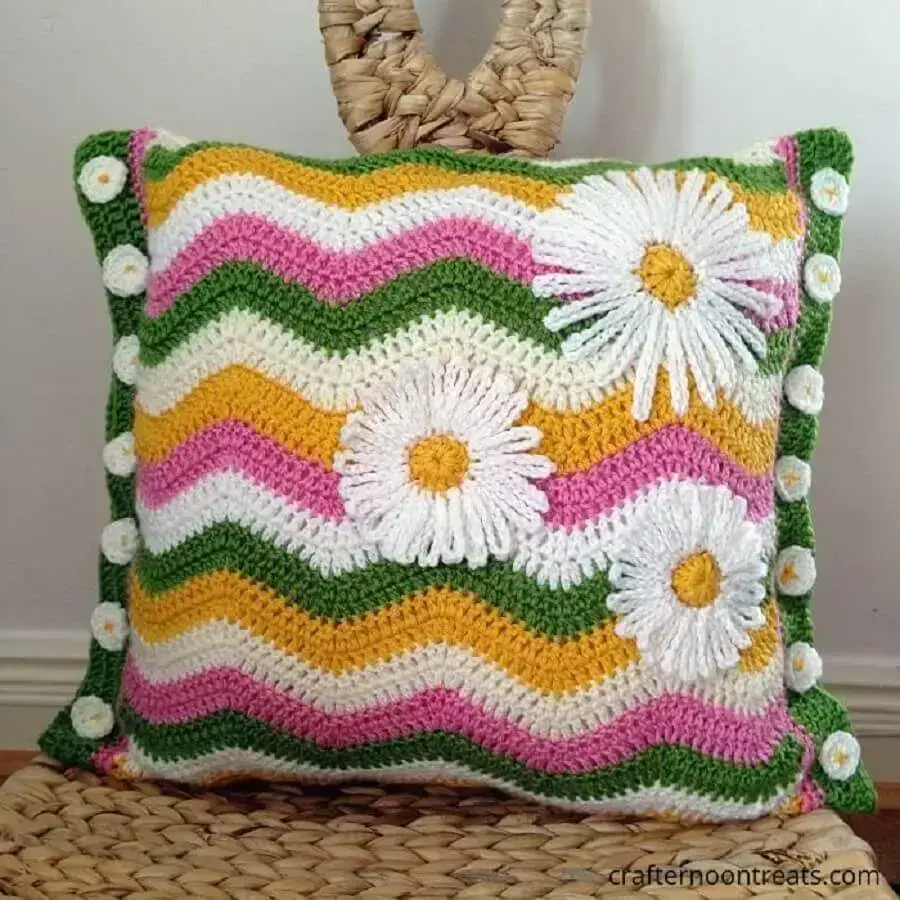 almofadas de crochê com flores brancas e listras coloridas