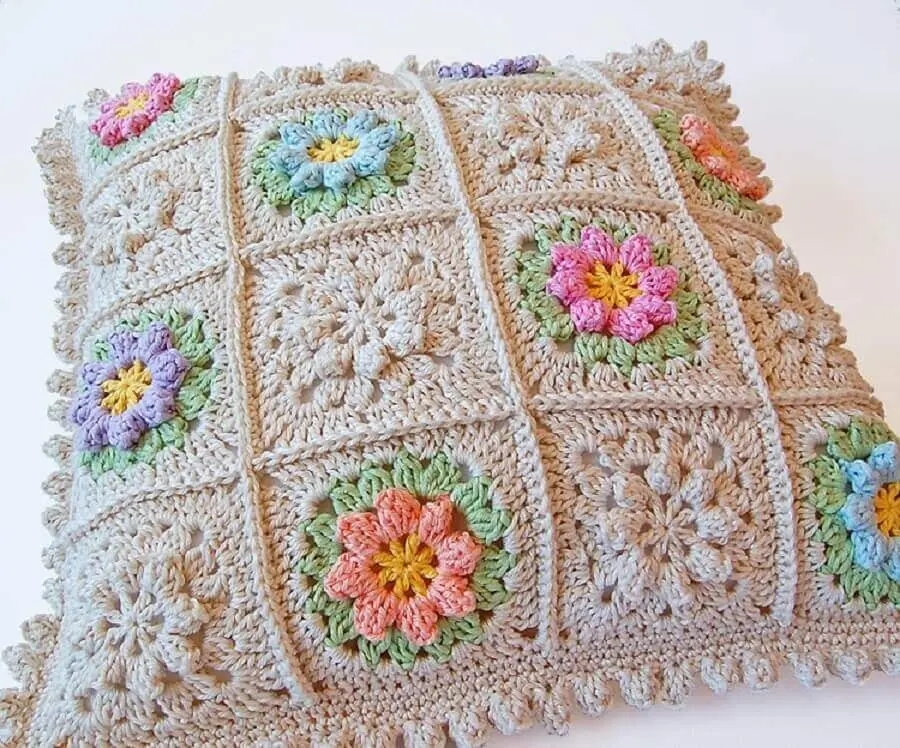almofadas de crochê com flores coloridas e delicadas