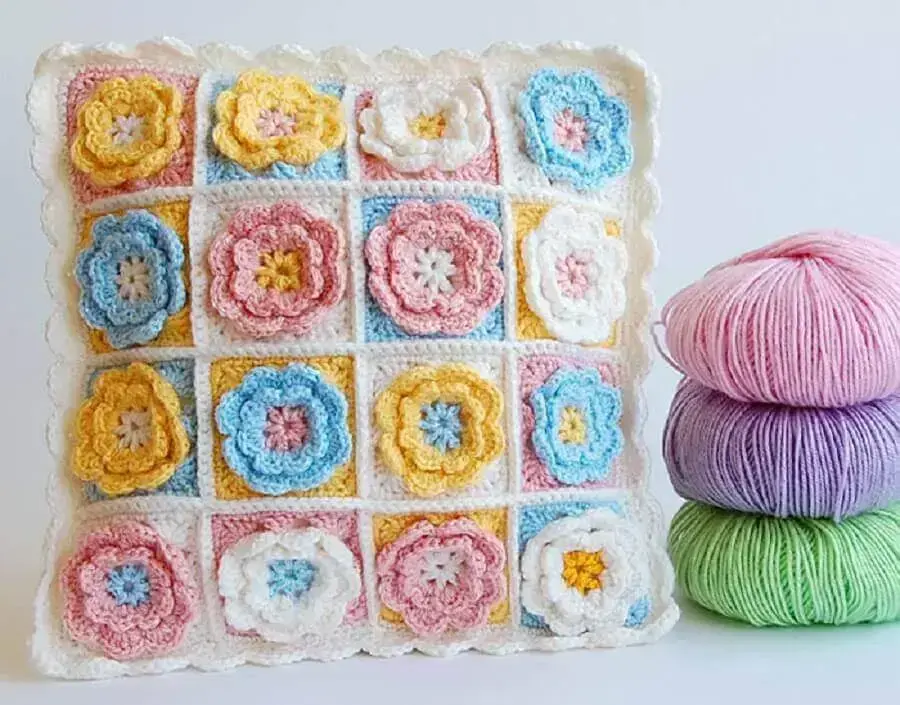 almofadas de crochê com flores coloridas