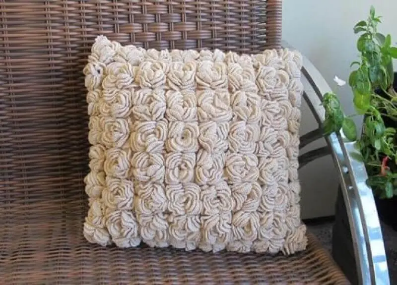 almofadas de crochê com flores pequenas em relevo