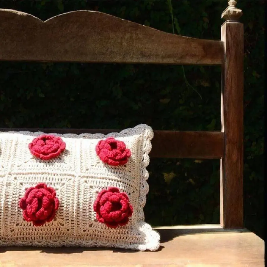 almofadas de crochê com flores vermelhas em alto relevo