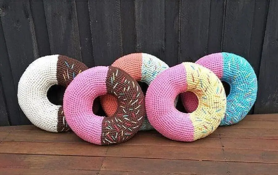almofadas de crochê com forma de donuts