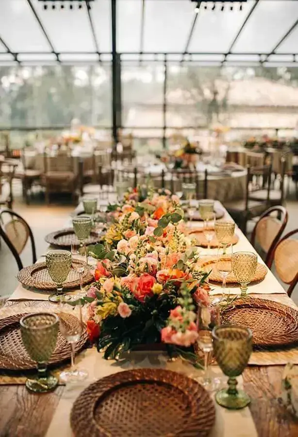 arranjo de flores para decoração de mesa de convidados de casamento rústico Foto Weddbook