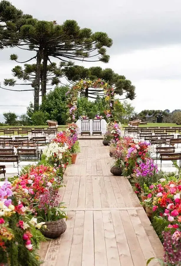 arranjos de flores coloridas para decoração de cerimonia de casamento rústico Foto Blog Meu Casamento