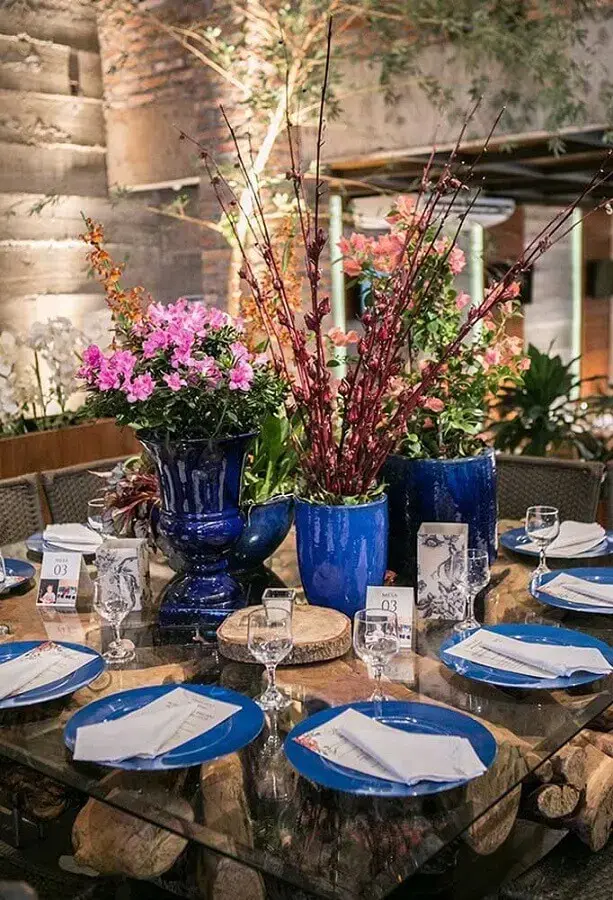 arranjos de flores em vasos azuis para decoração de casamento rústico Foto Constance Zahn