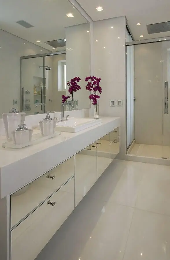 bancada branca para banheiro planejado com armários espelhados Foto Casa Pensada