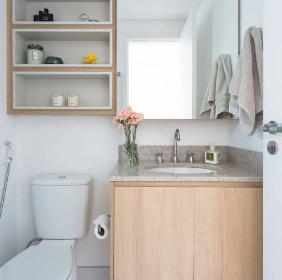 bancada de granito para banheiro pequeno com armário de madeira Foto Studio Tan-Gram Arquitetura
