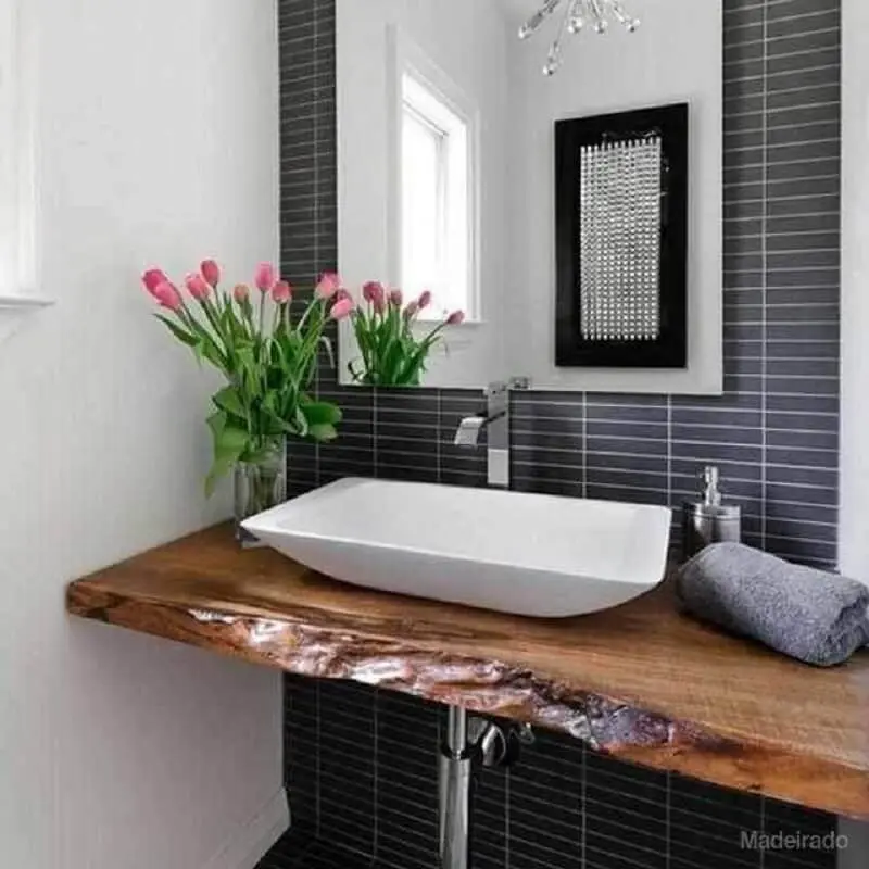 bancada de madeira para banheiro com acabamento rústico Foto Só Decor