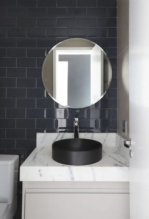 bancada de mármore para banheiro pequeno com cuba preta redonda Foto Juliana Pires Interiores