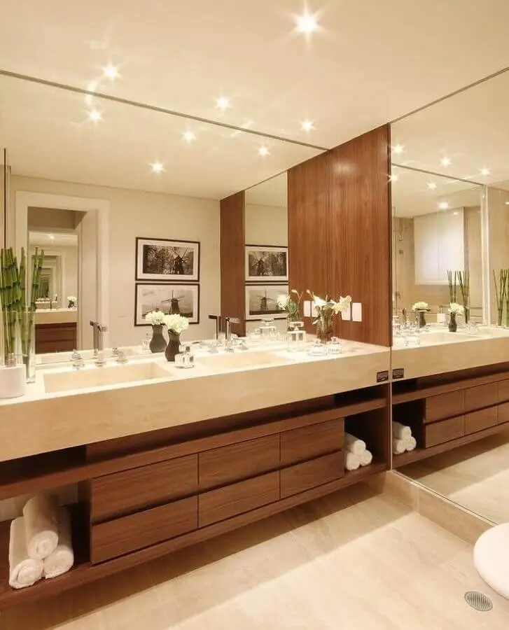 bancada de mármore para banheiro planejado com gabinete de madeira Foto Tap Arquitectos