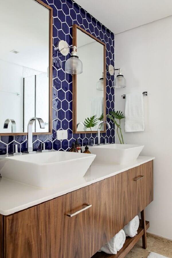bancada de porcelanato para banheiro decorado com revestimento azul e gabinete de madeira Foto Casa de Valentina