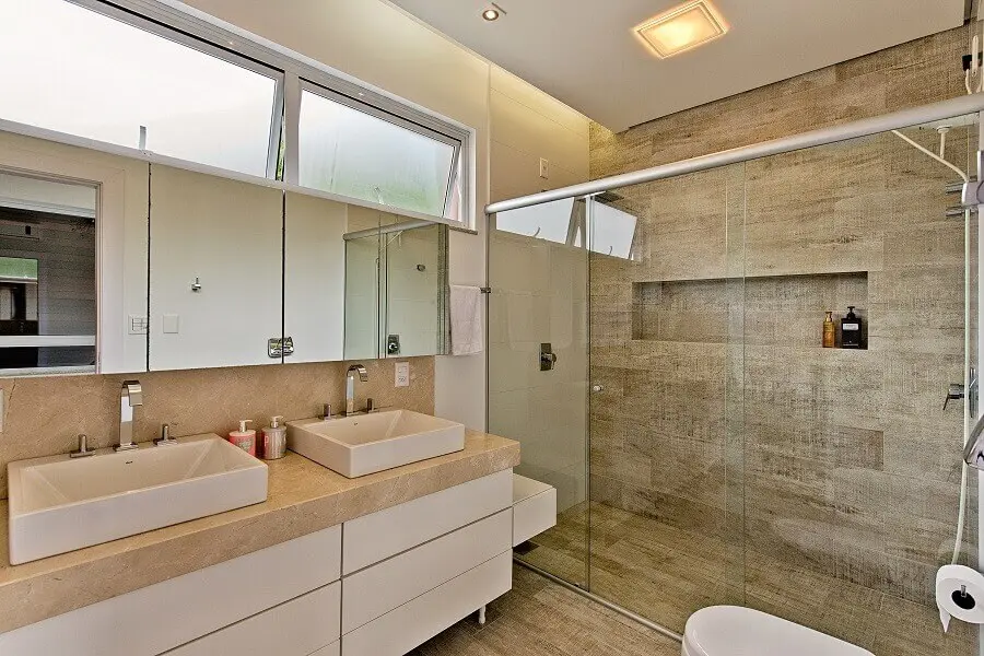 bancada de porcelanato para banheiro moderno com paredes de cimento queimado e gabinete de madeira Foto Espaço do Traço