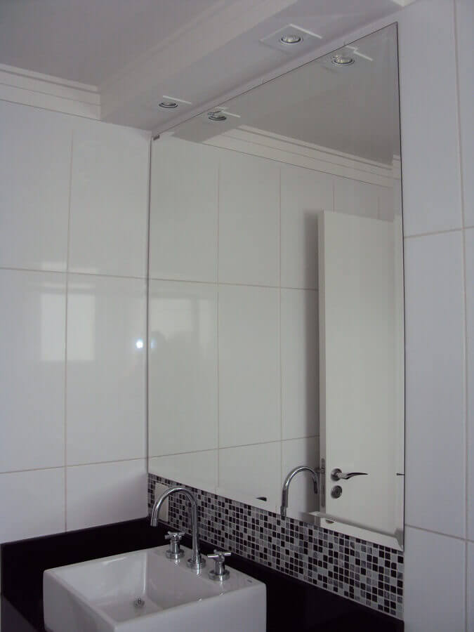 banheiro simples com espelho bisotado