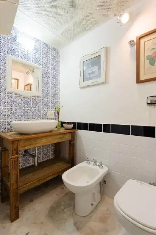 banheiro simples decorado com piso rústico