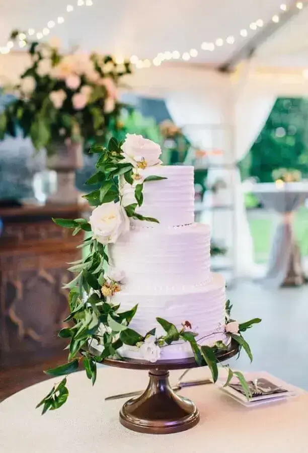 bolo branco com flores para decoração de mesa de casamento rústico Foto Pinterest