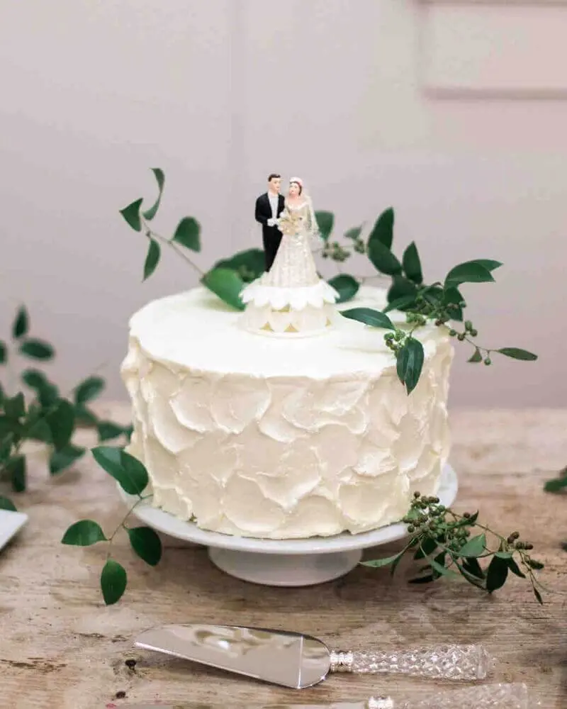 bolo de casamento branco com decoração simples