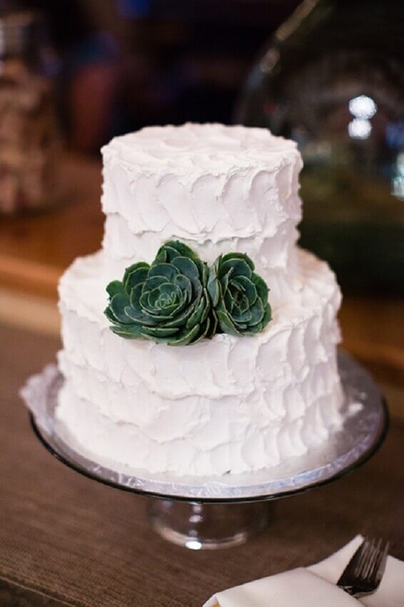 bolo de casamento branco com suculentas