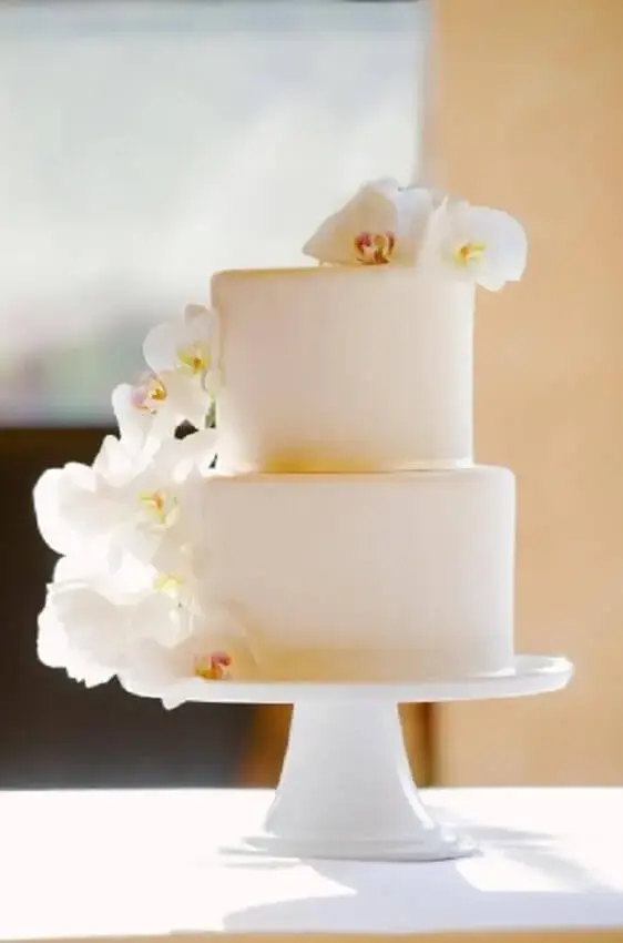 bolo de casamento simples com orquídeas brancas
