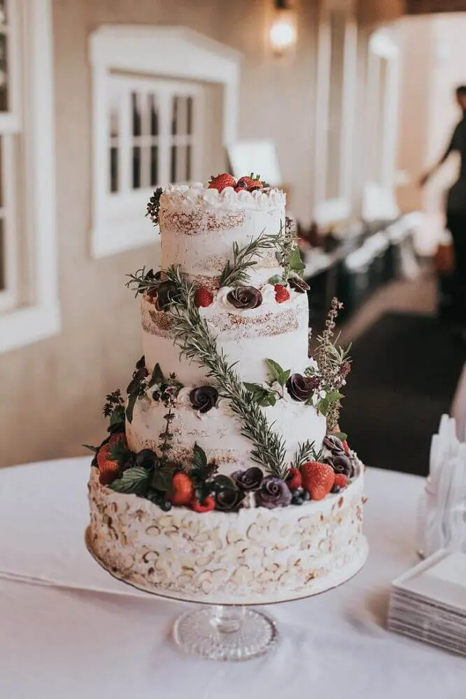 bolo de casamento simples e rústico decorado com frutas e flores