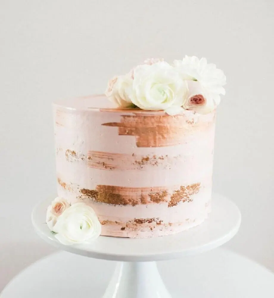 bolo simples de casamento com decoração rústica e rosas no topo
