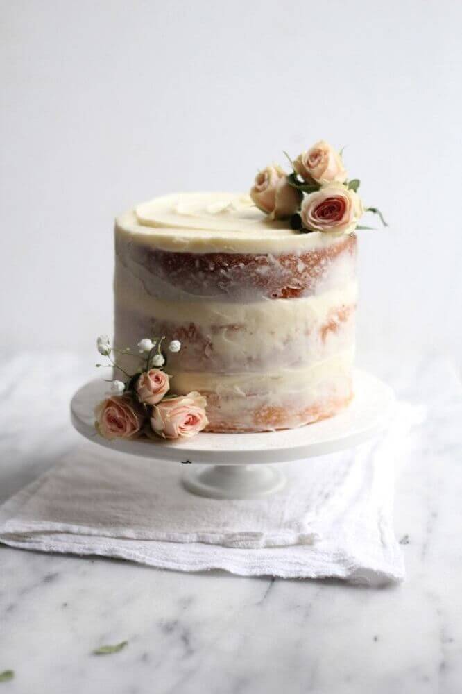 bolo simples de casamento com flores