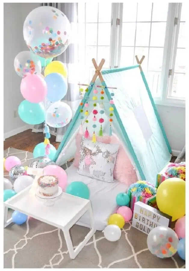 cabaninha e balões para decoração de festa do pijama Foto Pinterest
