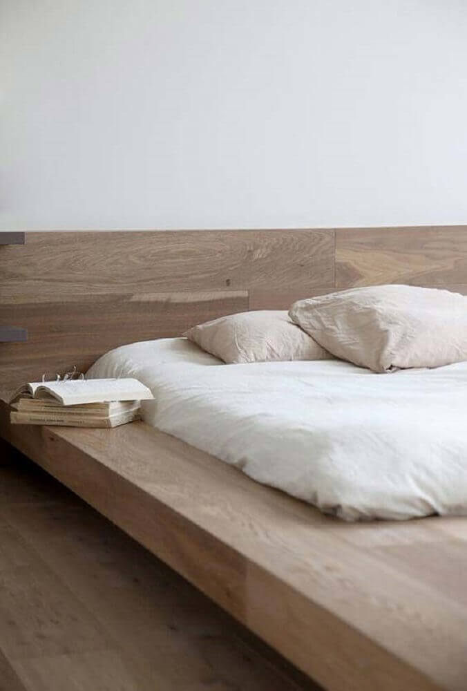 cama japonesa de madeira com cabeceira