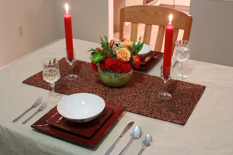 mesa com decoração para jantar romântico simples