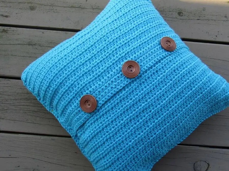 capa de almofada de crochê azul com botões
