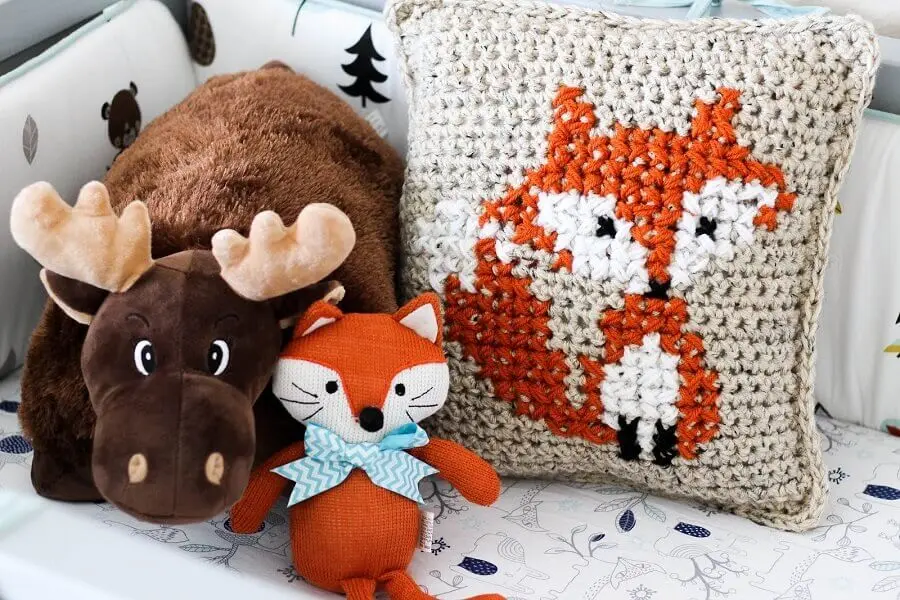 capa de almofada de crochê com desenho de raposa