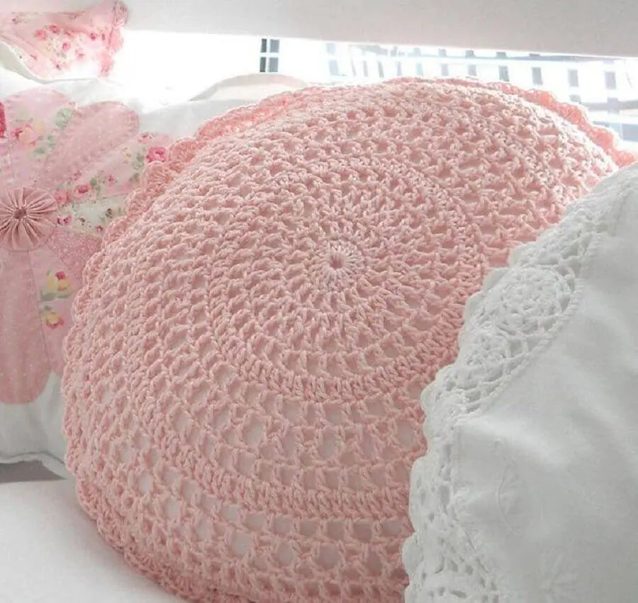 Modelo redondo de capa de almofada de crochê cor de rosa simples
