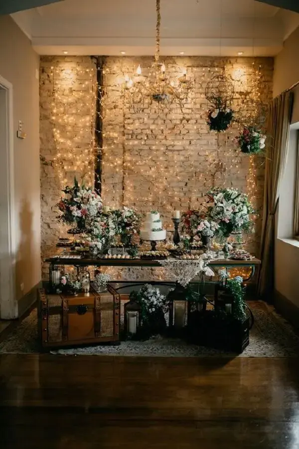 cortina de luz em parede de tijolinho para decoração de casamento rústico Foto Lápis de Noiva